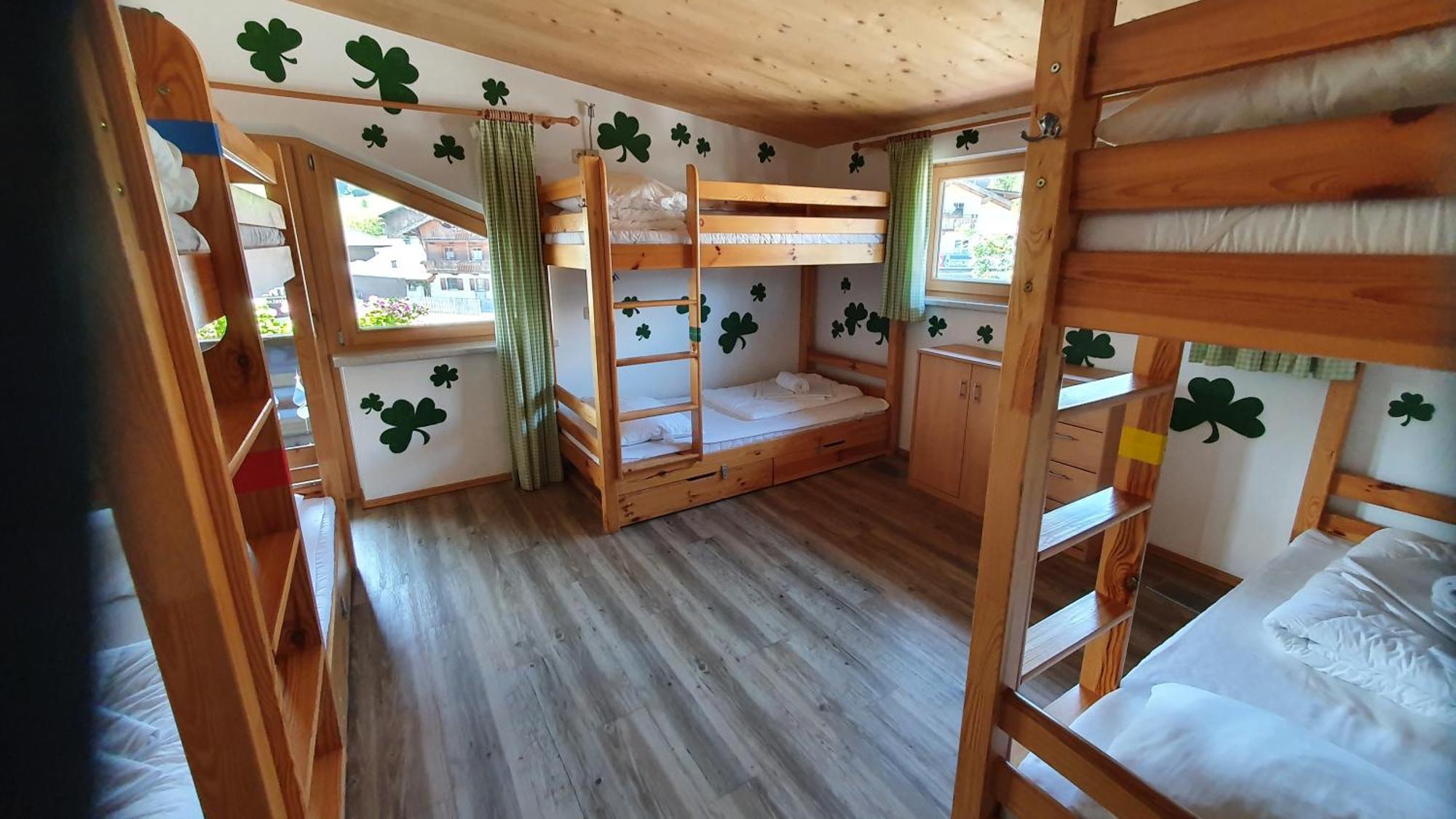 Bett im gemischten 6-Bett-Schlafsaal mit Gemeinschafts-WC und -badezimmer